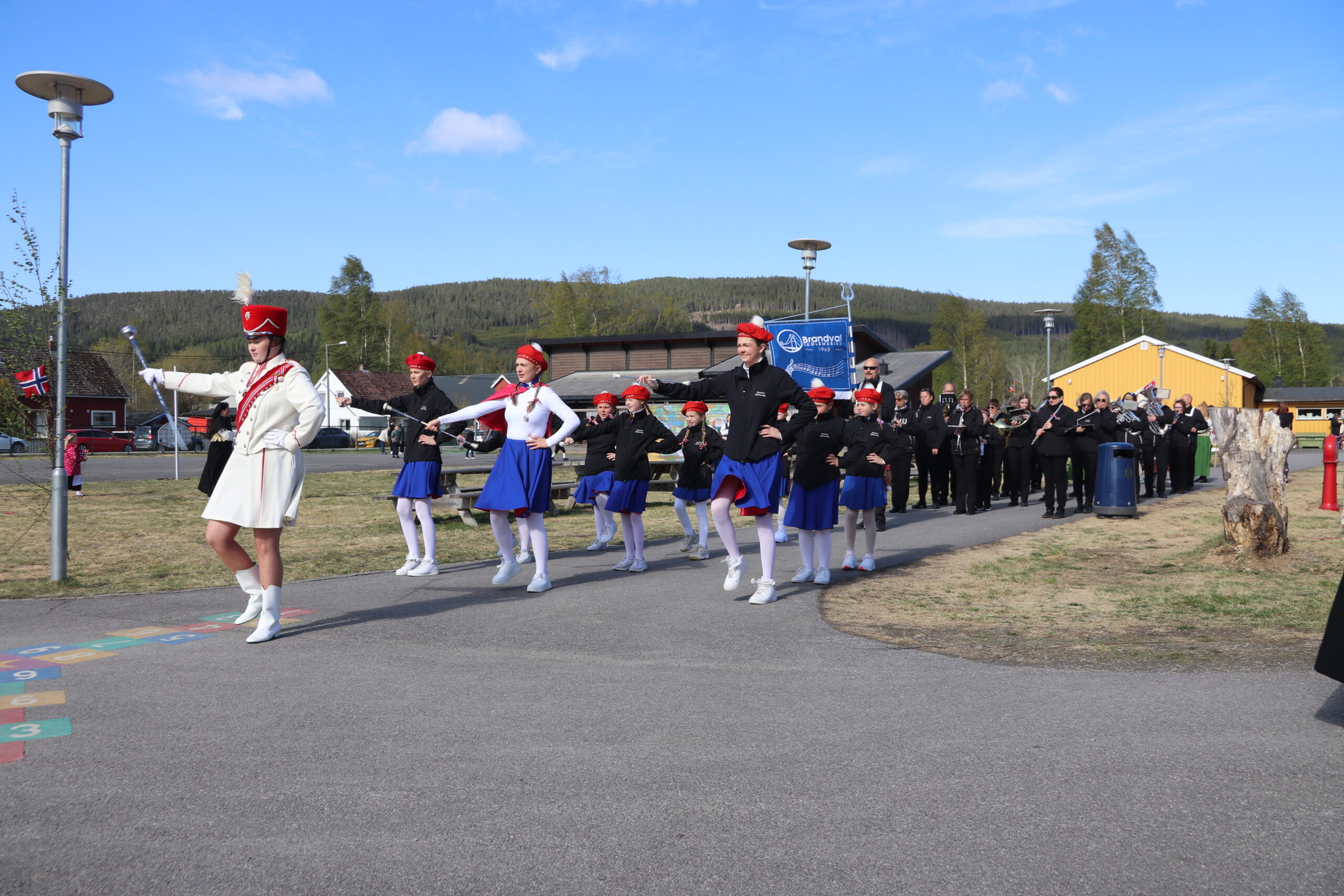 P&aring; Brandval spiller Brandval Skolemusikk 17. mai