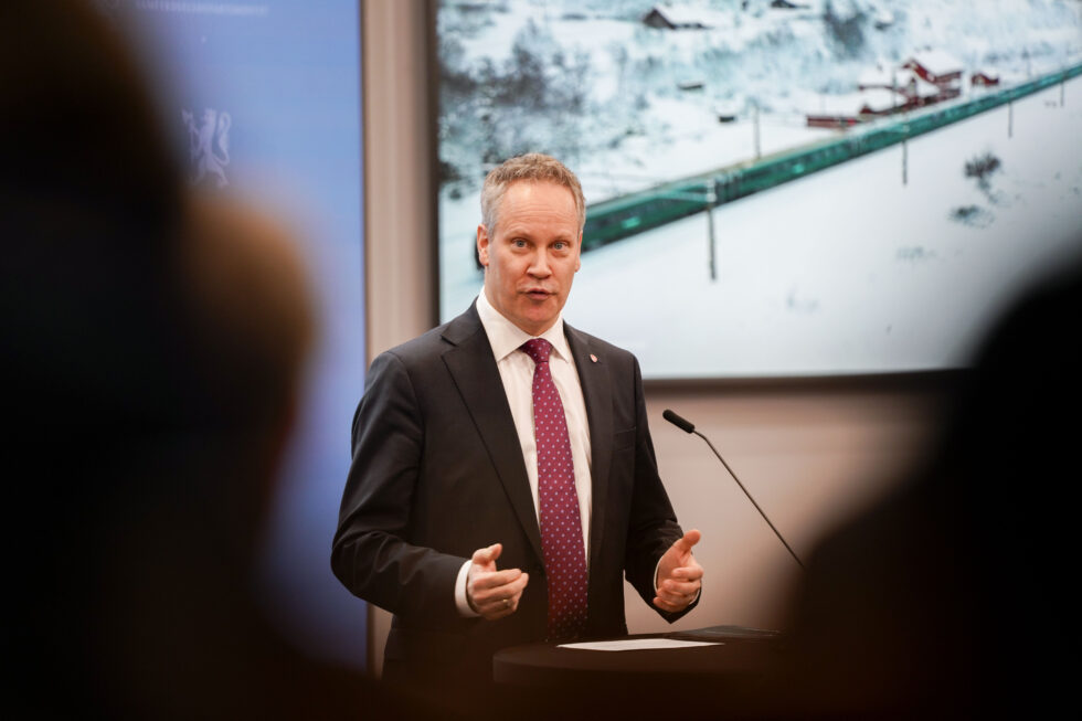 Samferdselsminister Jon -Ivar Nygård lover mer penger til riksveier i revidert statsbudsjett.