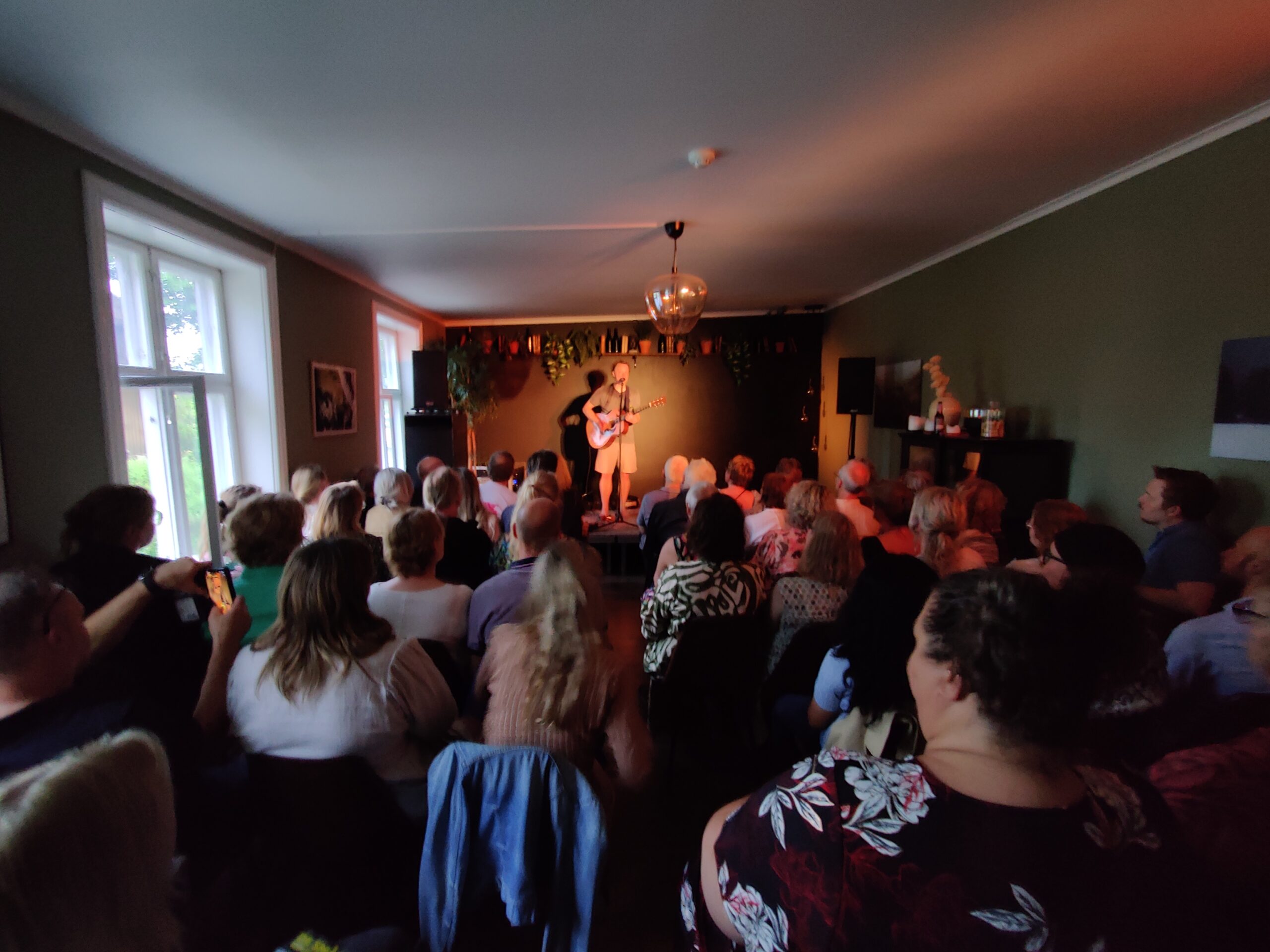 Moddi trives med intimkonserter.