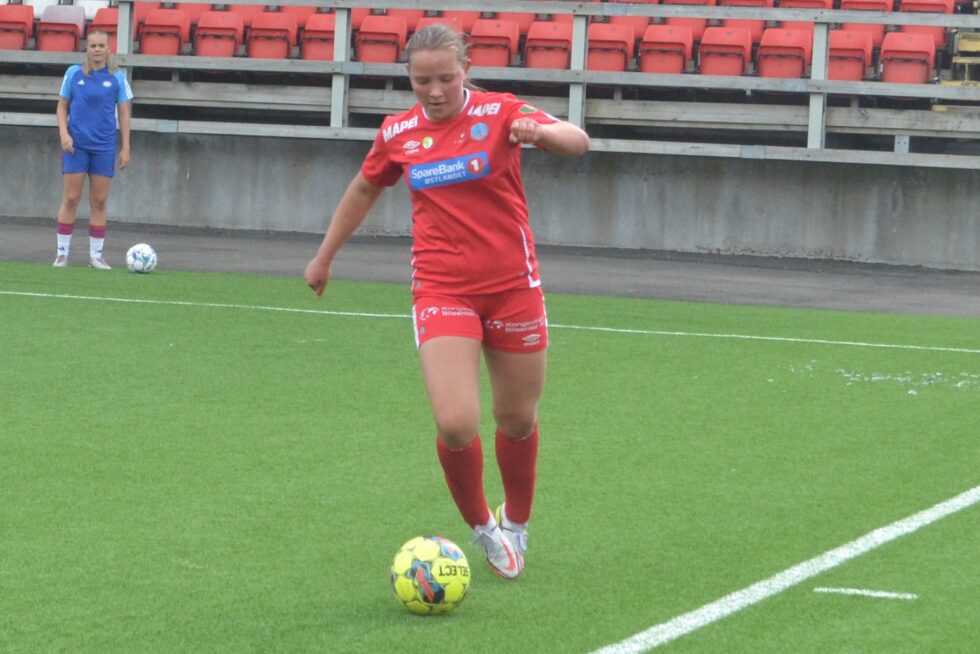 Bildetekst: Ingrid Hellerud Ihlebekk sørget for to fine mål etter dødball i kampen mot Sarpsborg 08.