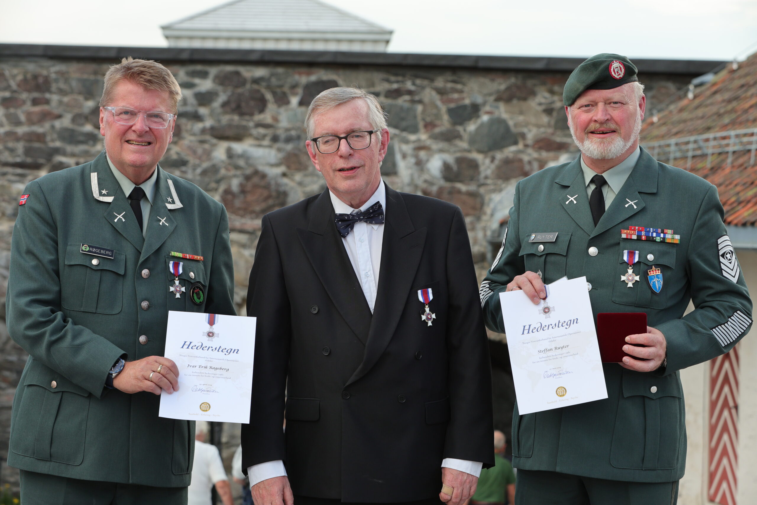 Ivar Erik Røgeberg, Øivind Roos og Steffan Ruyter ble tildelt Norges Veteranforbund for Internasjonale operasjoner sitt hederstegn i sølv.