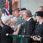 Visepresident i Norges Veteranforbund for internasjonale Operasjoner Trude Marie Nilsen delte ut hederstegn.