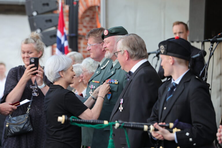 Visepresident i Norges Veteranforbund for internasjonale Operasjoner Trude Marie Nilsen delte ut hederstegn.