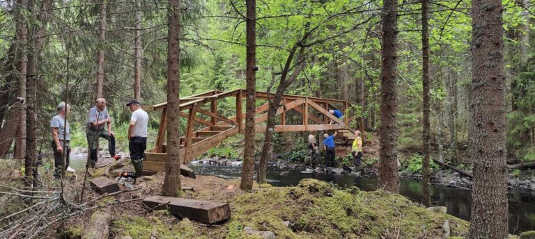 Ei ny bru over Vikeråa på Varaldskogen skal gjøre det lettere for fotturistene å komme seg tørrskodd over Vikeråa.