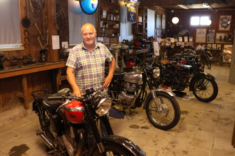 Inne i museet har GUMF stilt ut en rekke gamle motorsykler. Noen av syklene som står utstilt har Paul Tommy Helledal restaurert.