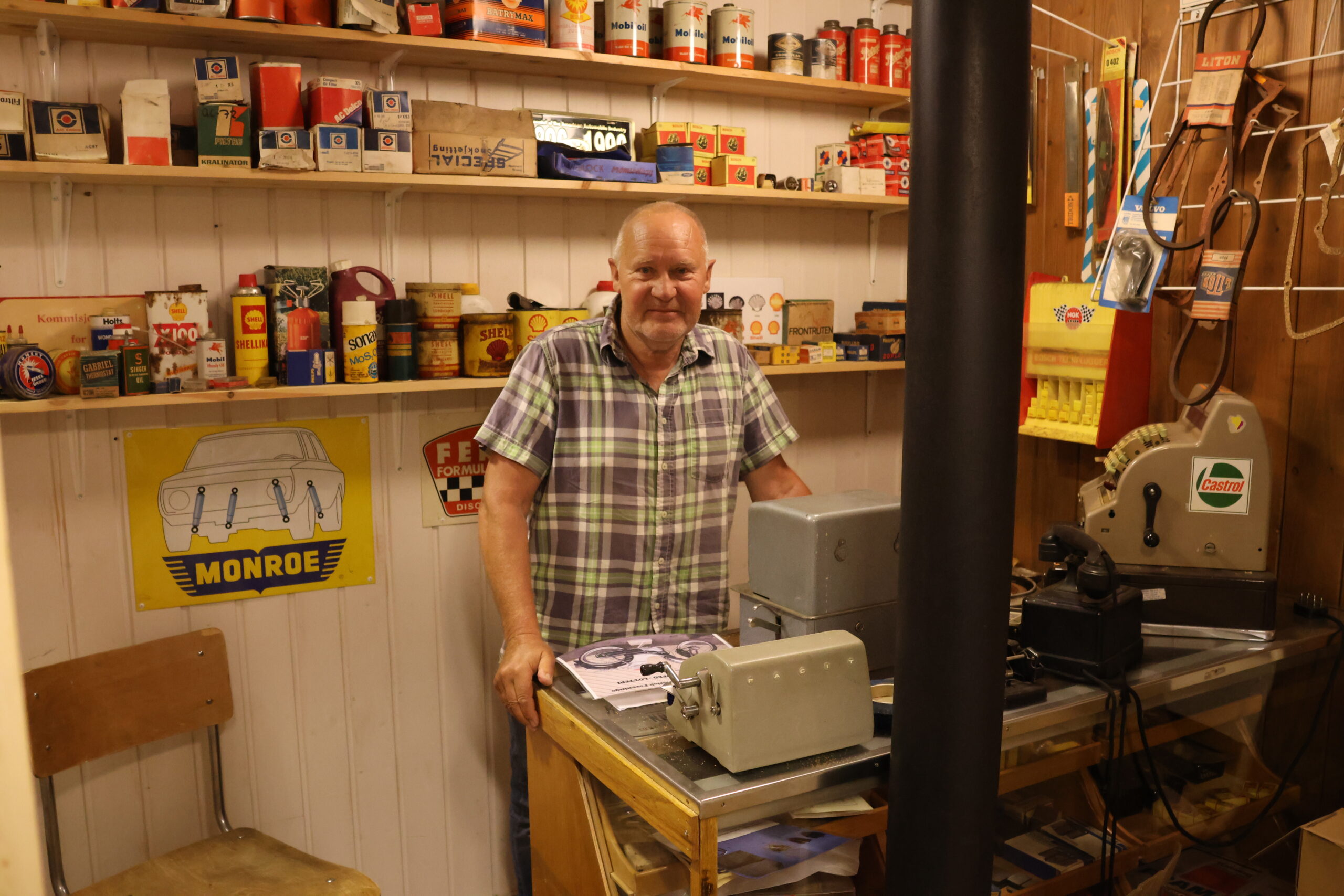Inventarer fra en nedlagt bensinstasjon p&aring; Hok&aring;sen er gjenoppbygd hos GUMF. Paul Tommy Helledal viser frem og forteller historien om de gamle gjenstandene.