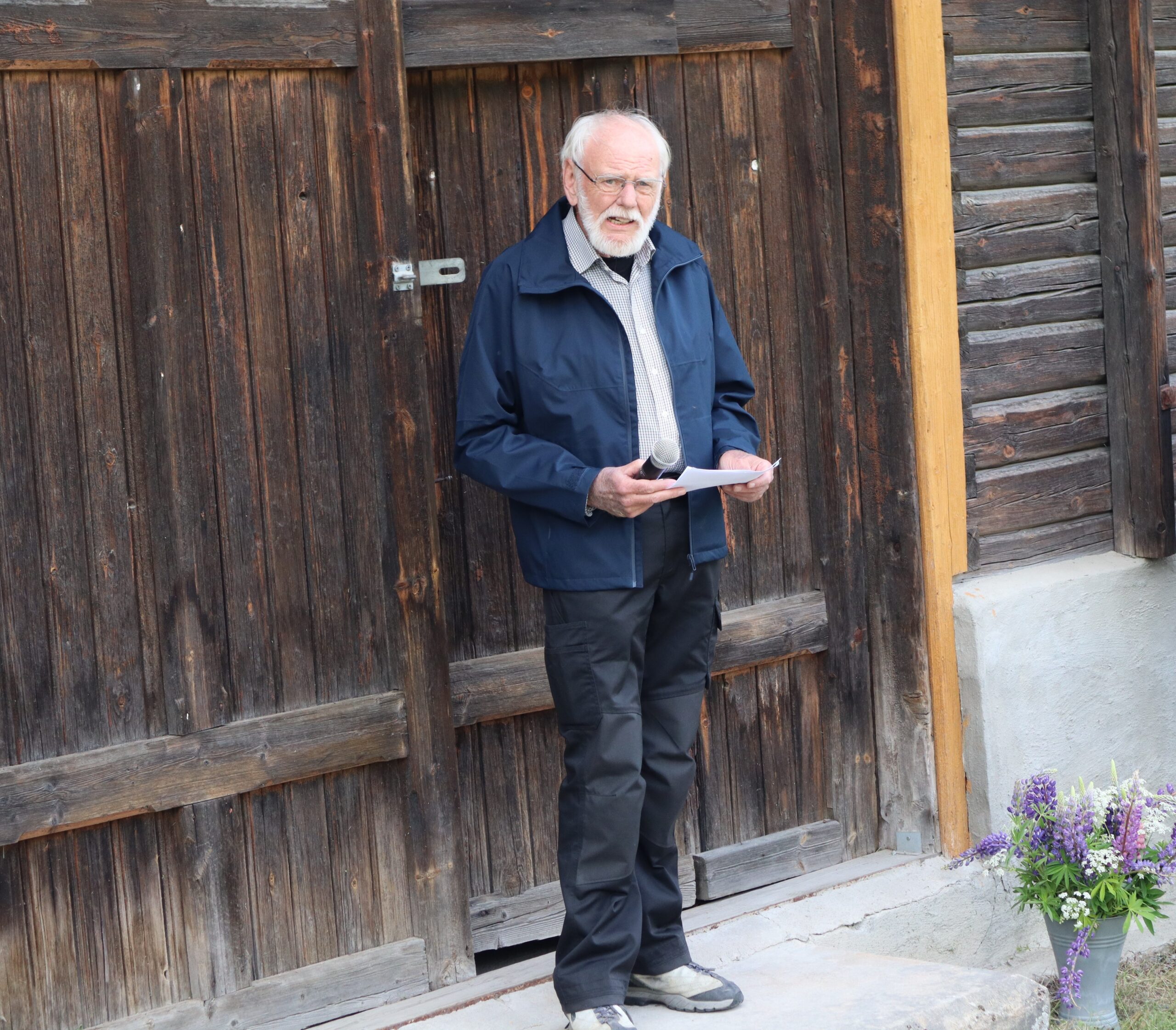 Arne Erik Stein i Granli Historielag under avdukingen.
