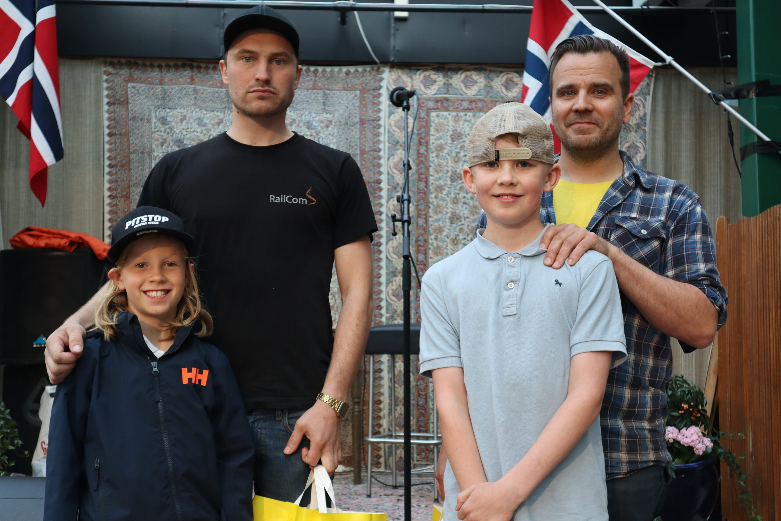 T.v. Olav Sondre Strand med sin nevø Albert Olav Jonsson, og Ståle Enger Johnsen med sønnen Kristian Fredrik.