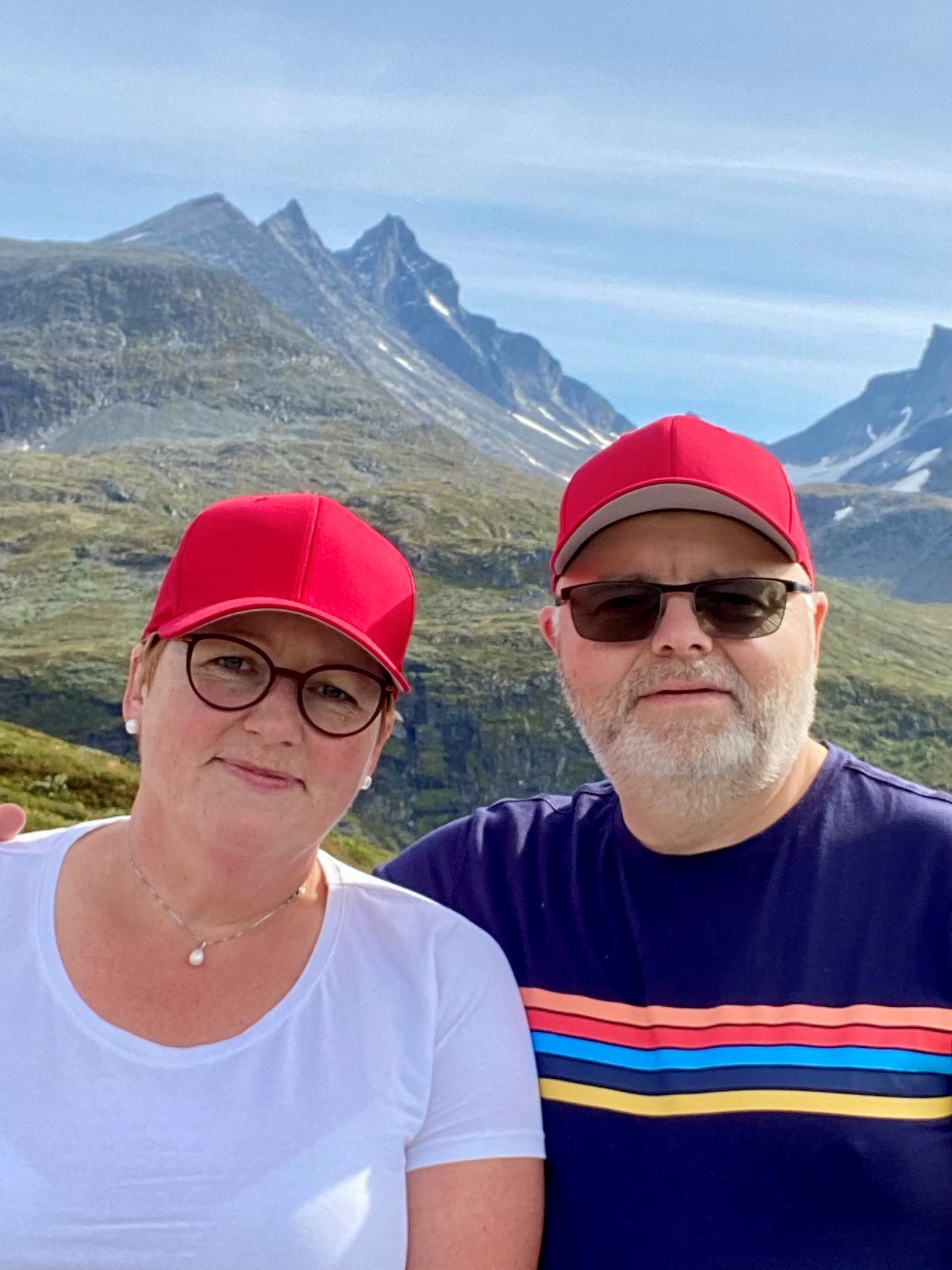 Elin og mannen Even er glade for turer i skog og fjell. Her er ekteparet på en tur ved Sognefjellet.