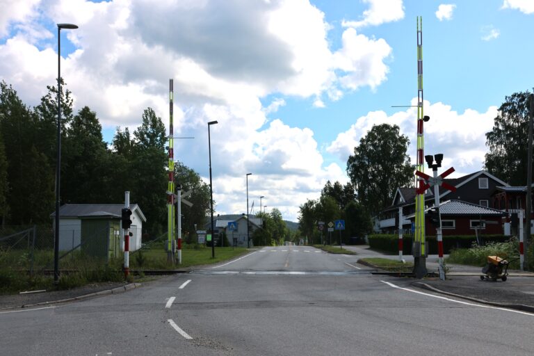 Planovergangen på Roverud vil bli stengt for trafikanter fra fredag 7. juni klokka 23. Overgangen vil ikke åpne igjen før mandag 10. juni klokka 12.
