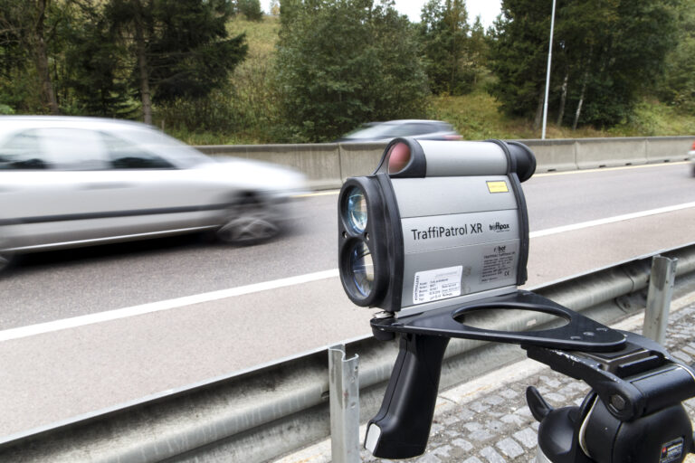 Mange trafikanter ble bøtelagt i en fartskontroll på Riksveg 2 før Roverud torsdag.