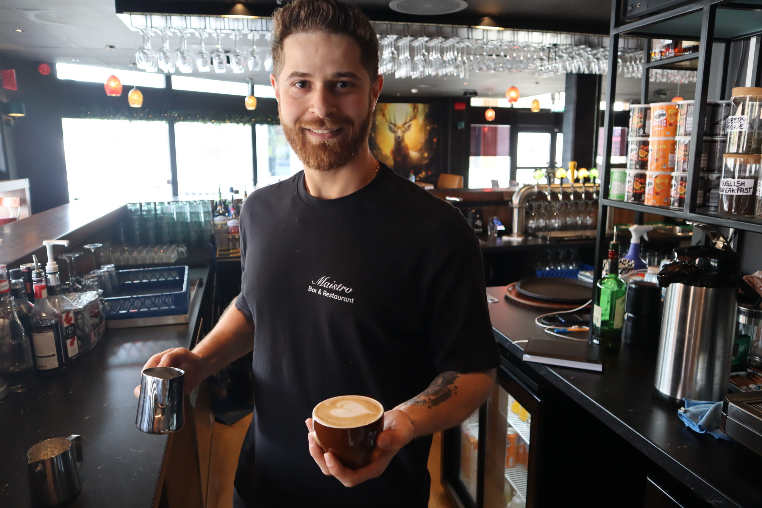 Alloush viser gjerne frem baristakunnskapene sine. Varme kopper kaffe med vakre design i melkeskum sjarmerer kunder som ønsker å hygge seg til lunsj.