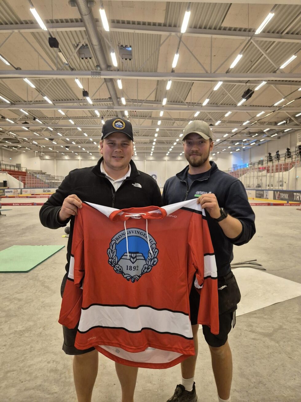Sportssjef i KIL Ishockey, Simon Stolt Wang (t.v.) fortsetter signeringene. Foreløpig siste spiller til å inngå ny kontrakt er Jan Markus Ødegården.