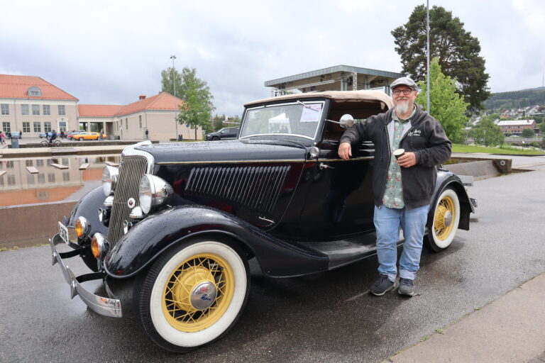 Leder i American Car Club Glåmdal (ACCG), også kalt Amcar Glåmdal, Terje K. Larsen med sin Ford Convertible De Luxe 1934 modell.