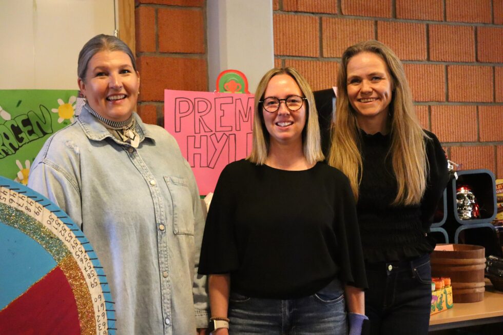 May Nordseth (t.v), Julie Morønning Lunder og Caroline Nilsson fra styret i Roverud Vel.