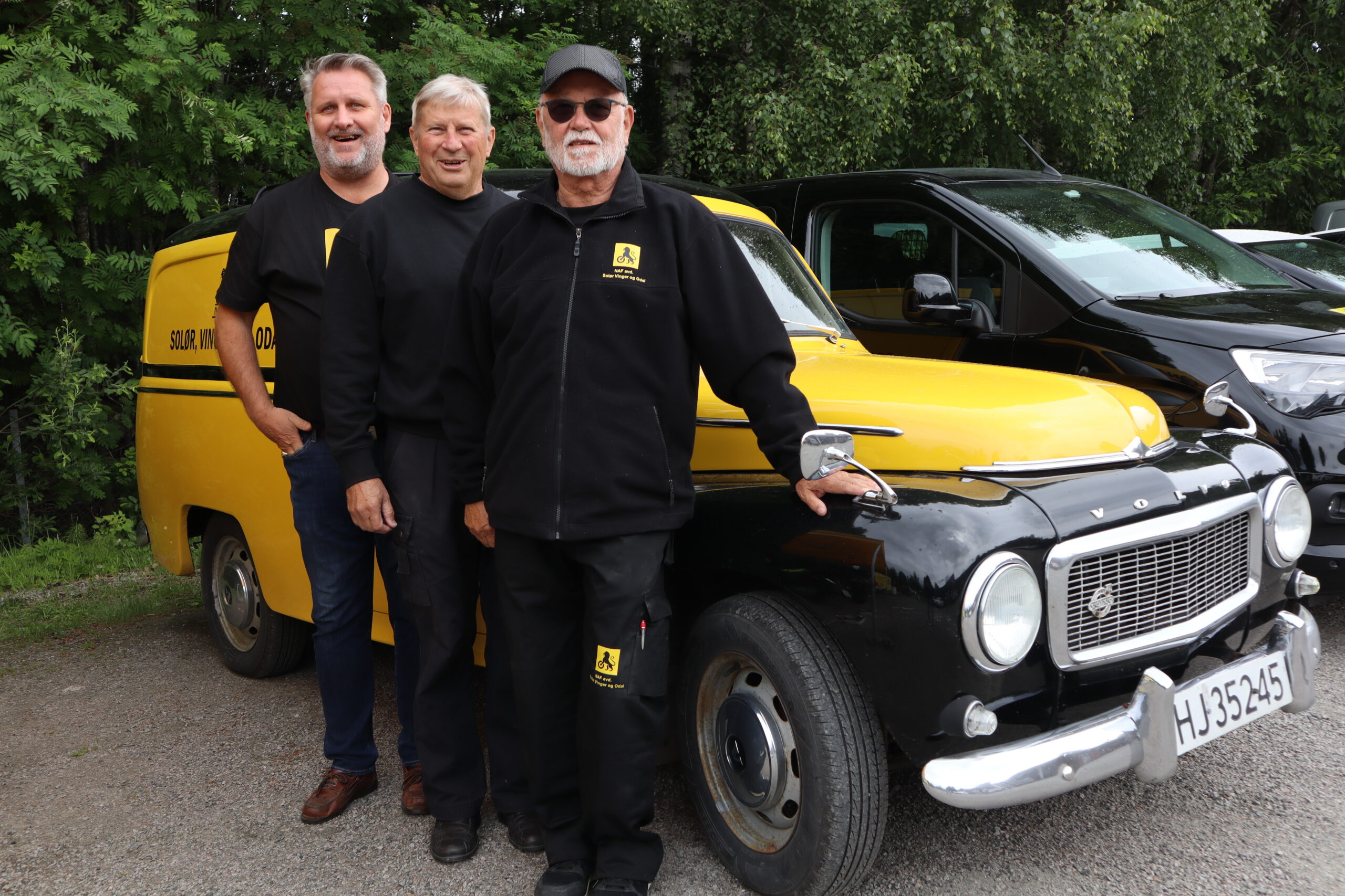 NAF Sol&oslash;r, Vinger og Odal var p&aring; plass. Lars Erik Bratli (f.v), Vidar Tuer og Harald Christen Larsmon hadde tatt med seg sin flotte Volvo Duett 1968-modell.