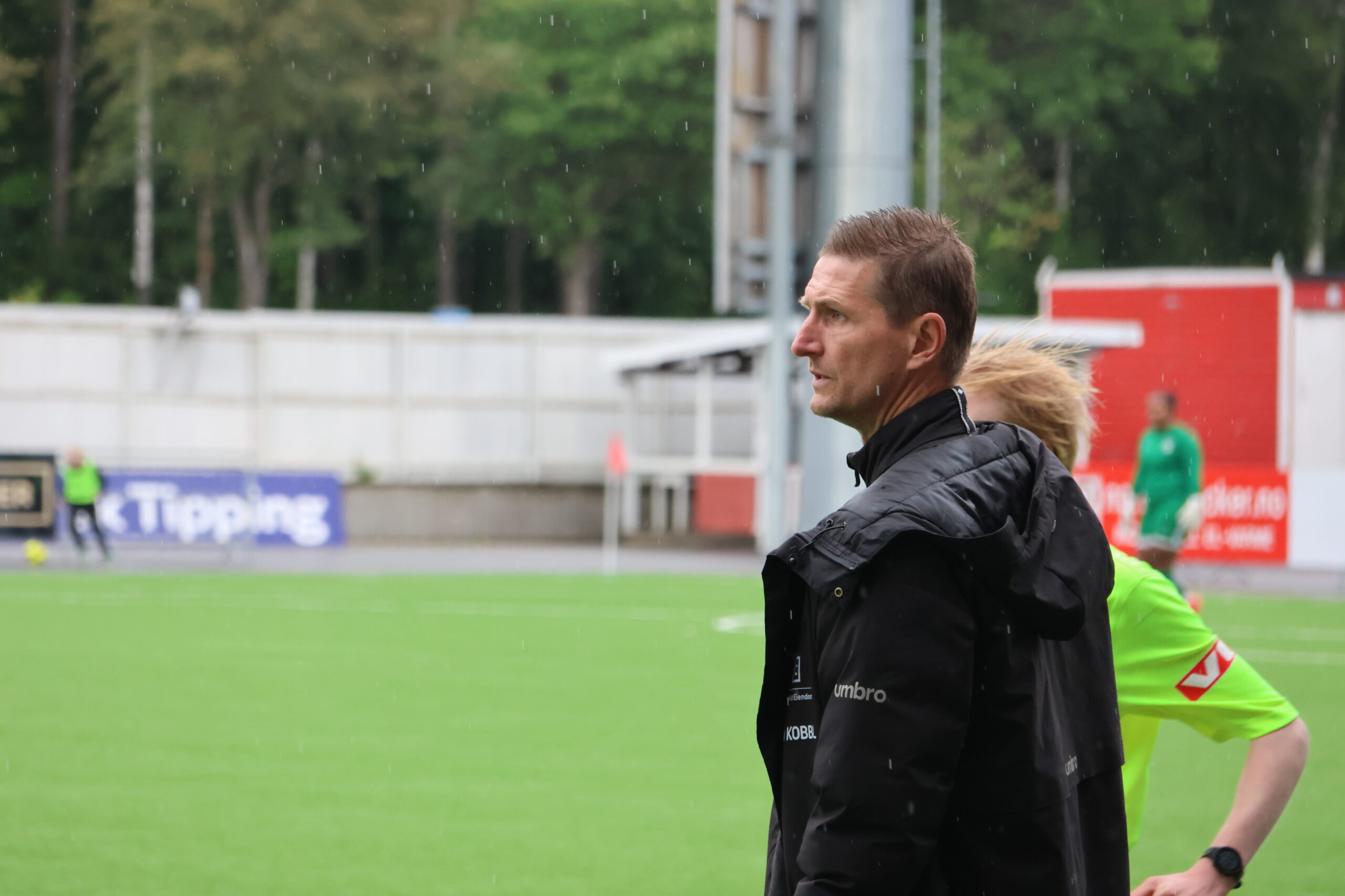 KIL Trener Rune Skasberg ledet laget til &aring;rets f&oslash;rste tre-poenger, men p&aring;dro seg ogs&aring; et gult kort for &aring; gi uttykk for hva han mente om d&oslash;mmingen.