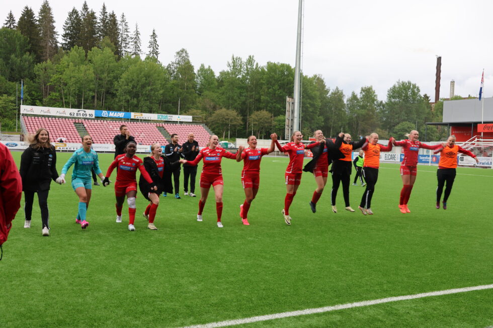 Jubelscener på indre bane etter at KIL Fotball kvinner tok årets første tre-poenger.