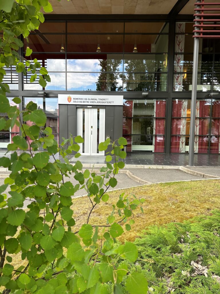 Sjåføren som nektet for å ha kjørt for fort, møtte ikke opp i sin egen rettsak.