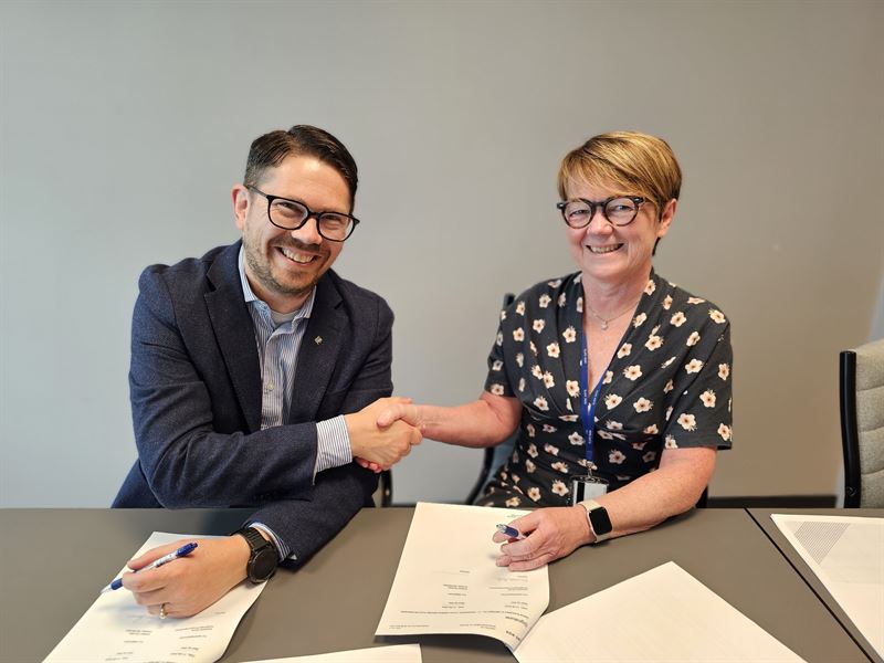 Bane NOR har tildelt Norconsult oppdraget med å øke kapasiteten ved Kongsvinger stasjon og Norsenga tømmerterminal. Kristian Aunaas, direktør Samferdsel i Norconsult takker prosjektsjef Elisabeth Nordli i Bane NOR for oppdraget.