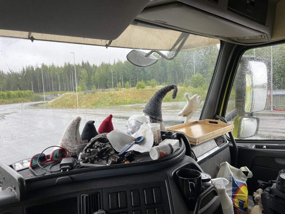 Disse gjenstandene i frontvinduet på lastebilen førte til bruksforbud. Her måtte tingene ryddes vekk før ferden kunne gå videre.