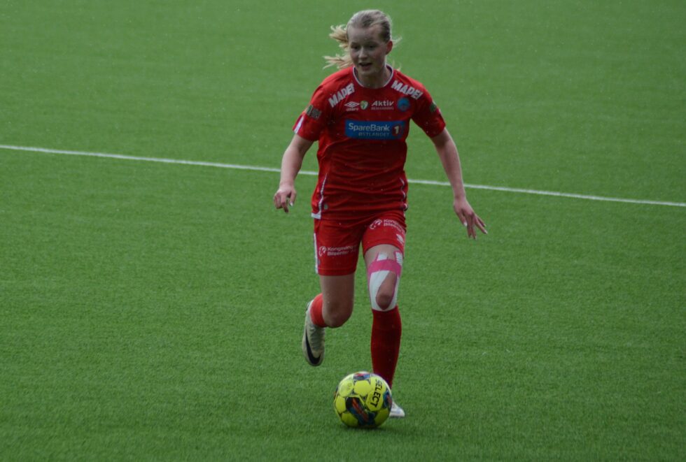 Maria Holtet (15) debuterte på A-laget til KIL Fotball Kvinner tidligere i vår. Nå er hun tatt ut til Equinor's talentleir.