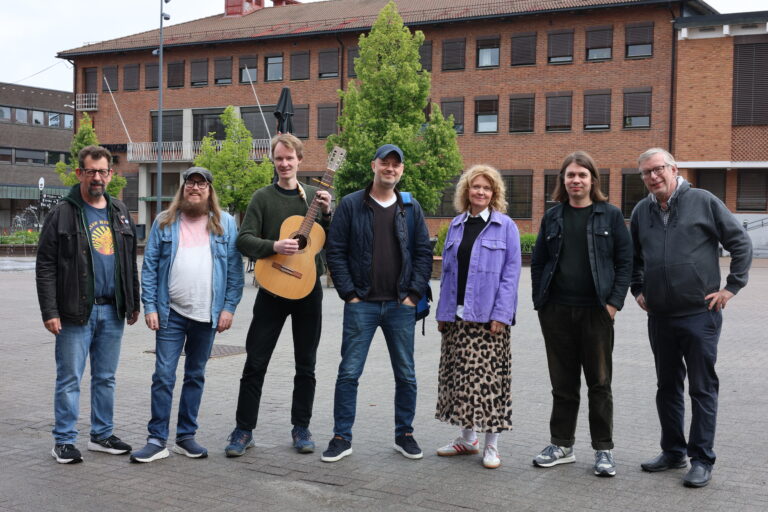 Fredrik Hovland, Mats Gullikstad, Ola Velo, Anne-Line Kamøy, og Roger Græsberg er gjester i ukens Kulturstreif med Roos & Ovlien.