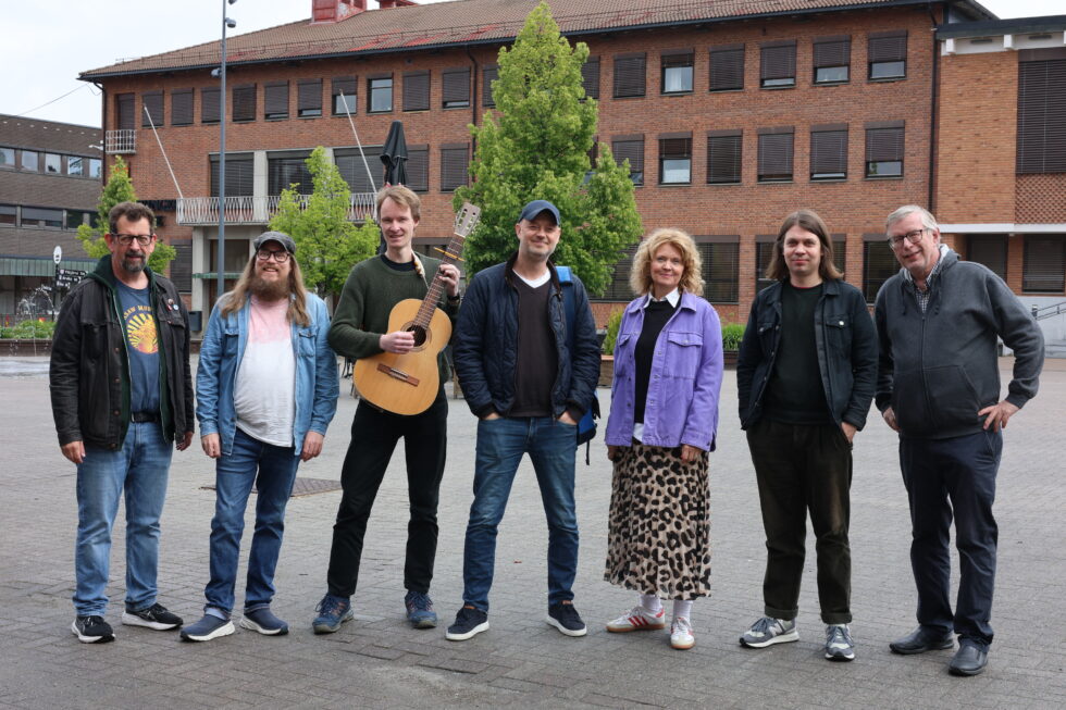 Fredrik Hovland, Mats Gullikstad, Ola Velo, Anne-Line Kamøy, og Roger Græsberg er gjester i ukens Kulturstreif med Roos & Ovlien.