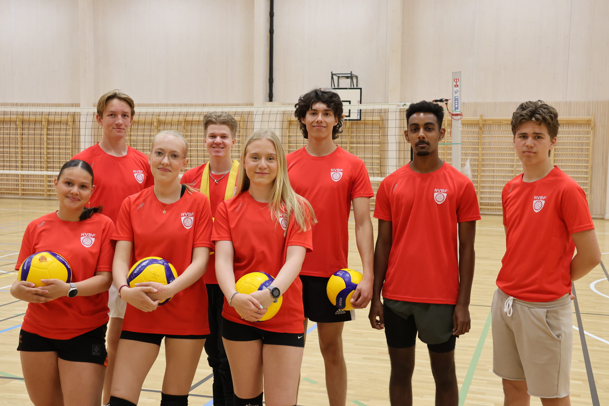&Aring;tte ungdommer i Kongsvinger Volleyballklubb f&aring;r trening i &aring; lede gjennom selv &aring; lede. Oliver Tr&oslash;ytbr&aring;ten (f.v.bakerst), Olve Gustavsen Granheim, Aleksander Ditlefsen, Delyet Teklom og Kasper Pr&oslash;ven. Nora Josefa Rodrigues Henrikson, (f.v foran), Mathilde Strandhaug og Una S&aelig;thre Olsen er alle med i prosjektet for Kongsvinger Volleyballklubb..