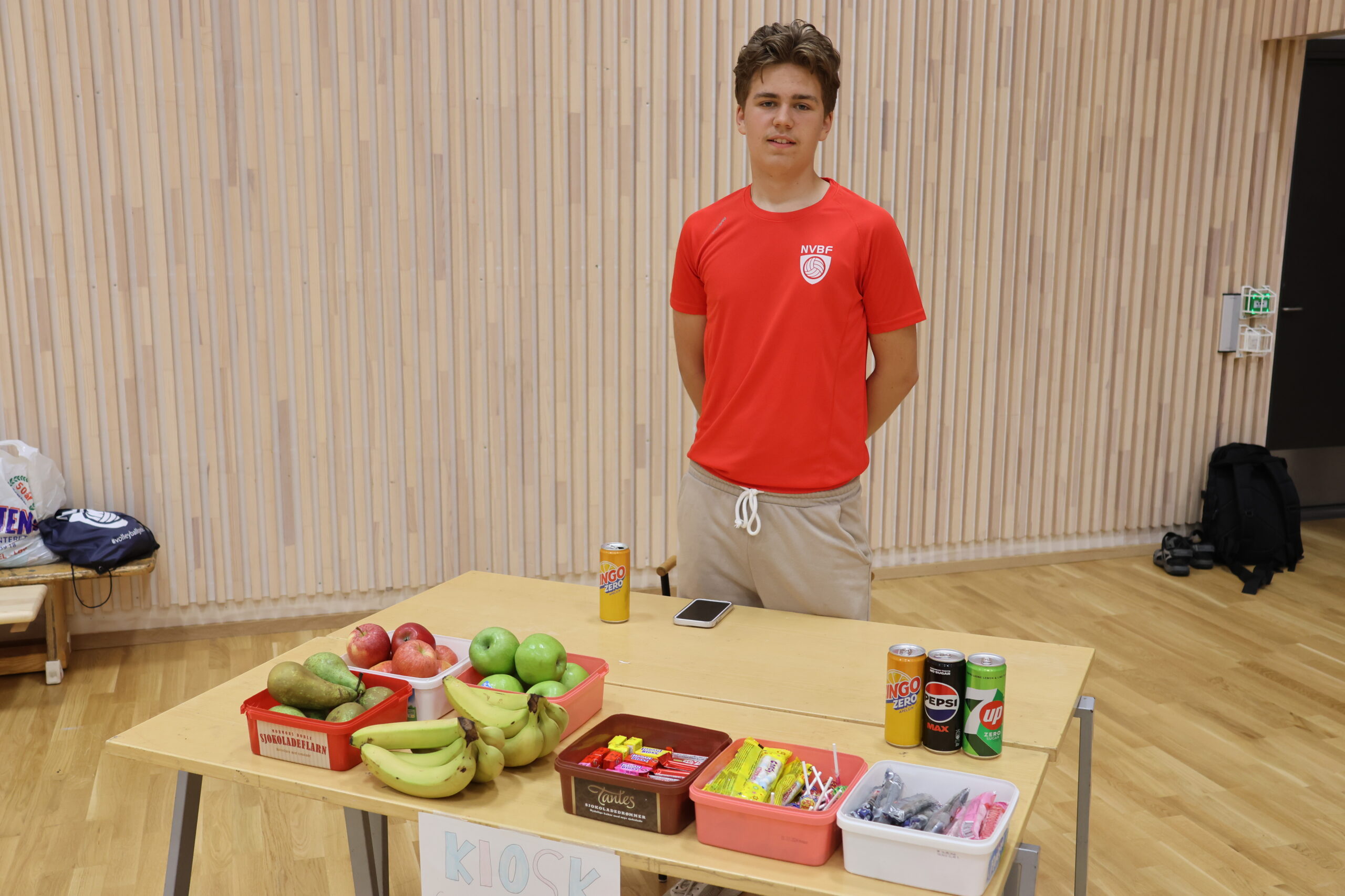 Mat og drikke m&aring; til n&aring;r man trener. Her har Kasper Pr&oslash;ven ansvar for kiosken.