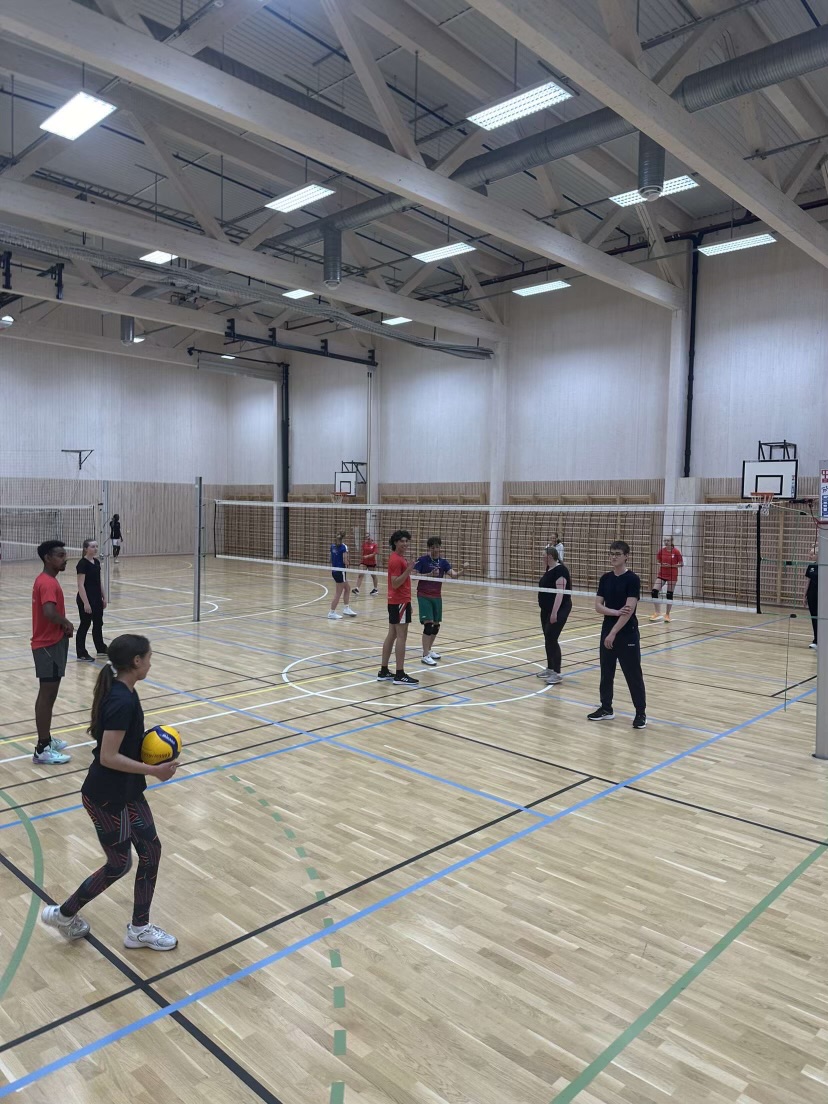 Fredag instruerte de unge lederne andre spillere i Kongsvinger Volleyballklubb