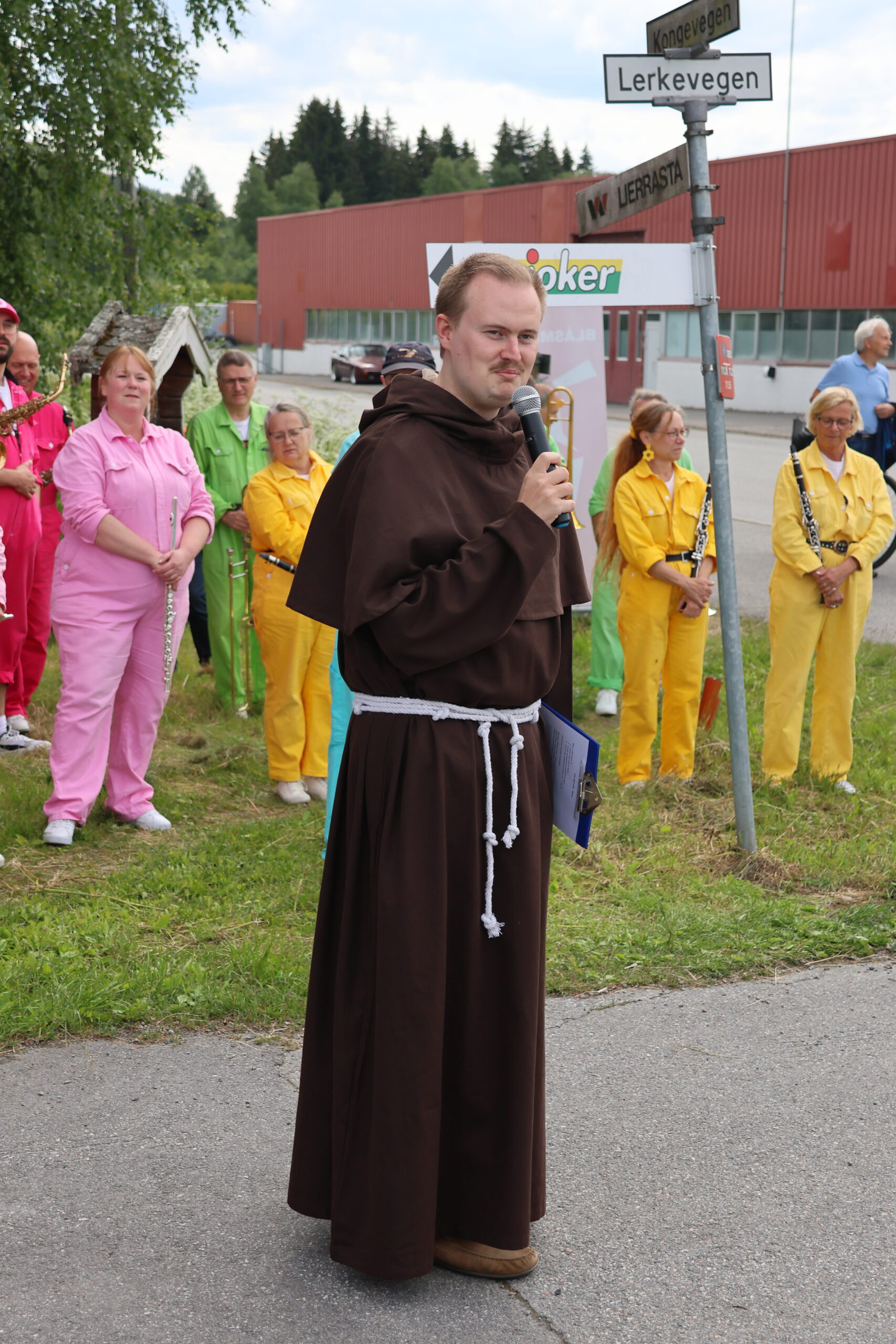 Oskar Aanmoen var ikledd en kopi av en 1300-talls munkekappe i anledning dagen.