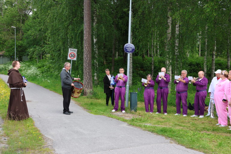 Kongsvinger- Vinger historielag ved Oskar Aanmoen avduket et blått skilt på Rasta lørdag. Prost Trine Færevåg hadde æren av å avduke skiltet til toner fra Blåsmasters og Øivind Roos på tromme.