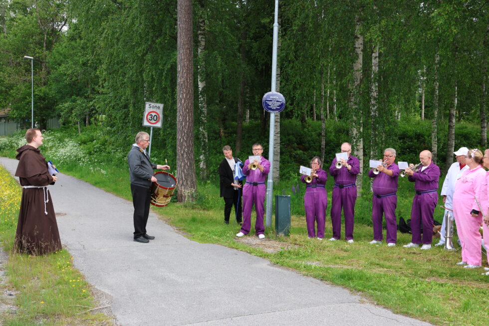 Kongsvinger- Vinger historielag ved Oskar Aanmoen avduket et blått skilt på Rasta lørdag. Prost Trine Færevåg hadde æren av å avduke skiltet til toner fra Blåsmasters og Øivind Roos på tromme.