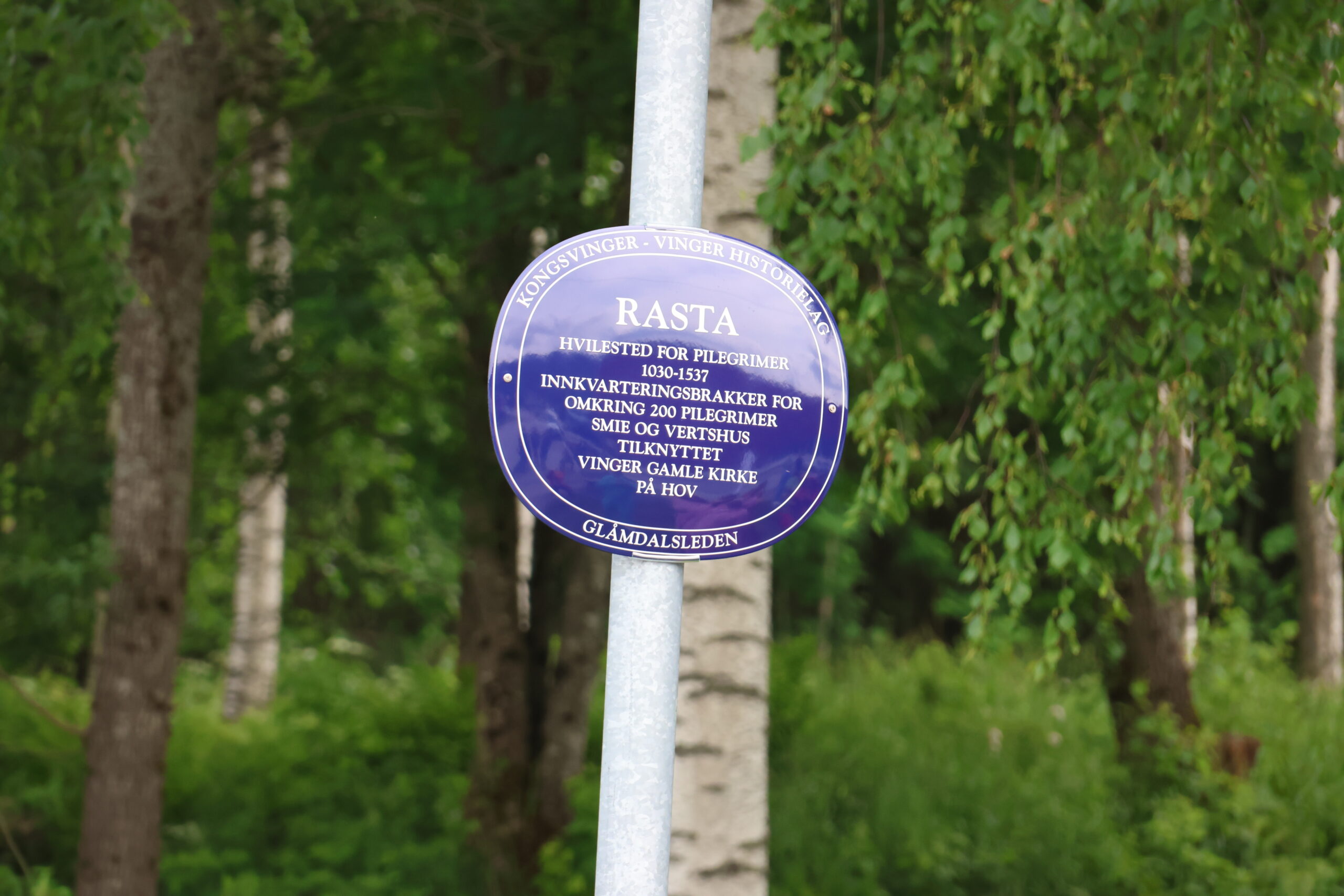 Det nye bl&aring; skiltet henger i krysset Lerkevegen og Kongevegen til minne om at plassen var hvilested for pilegrimer.