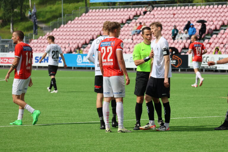 Det var til tider ampert ute på banen i kampen mot Åsane.