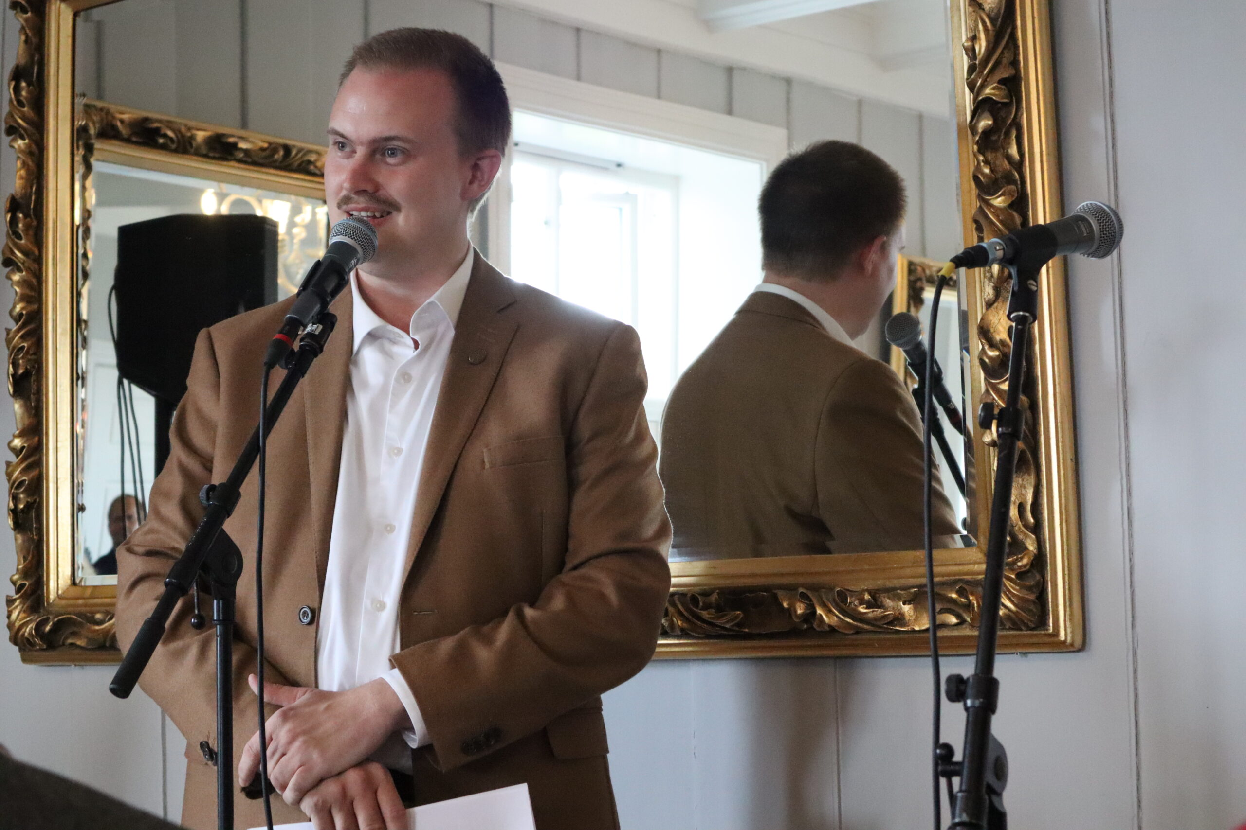 Historiker Oskar Aanmoen presenterte de fire nye kulturhistoriske skiltene.
