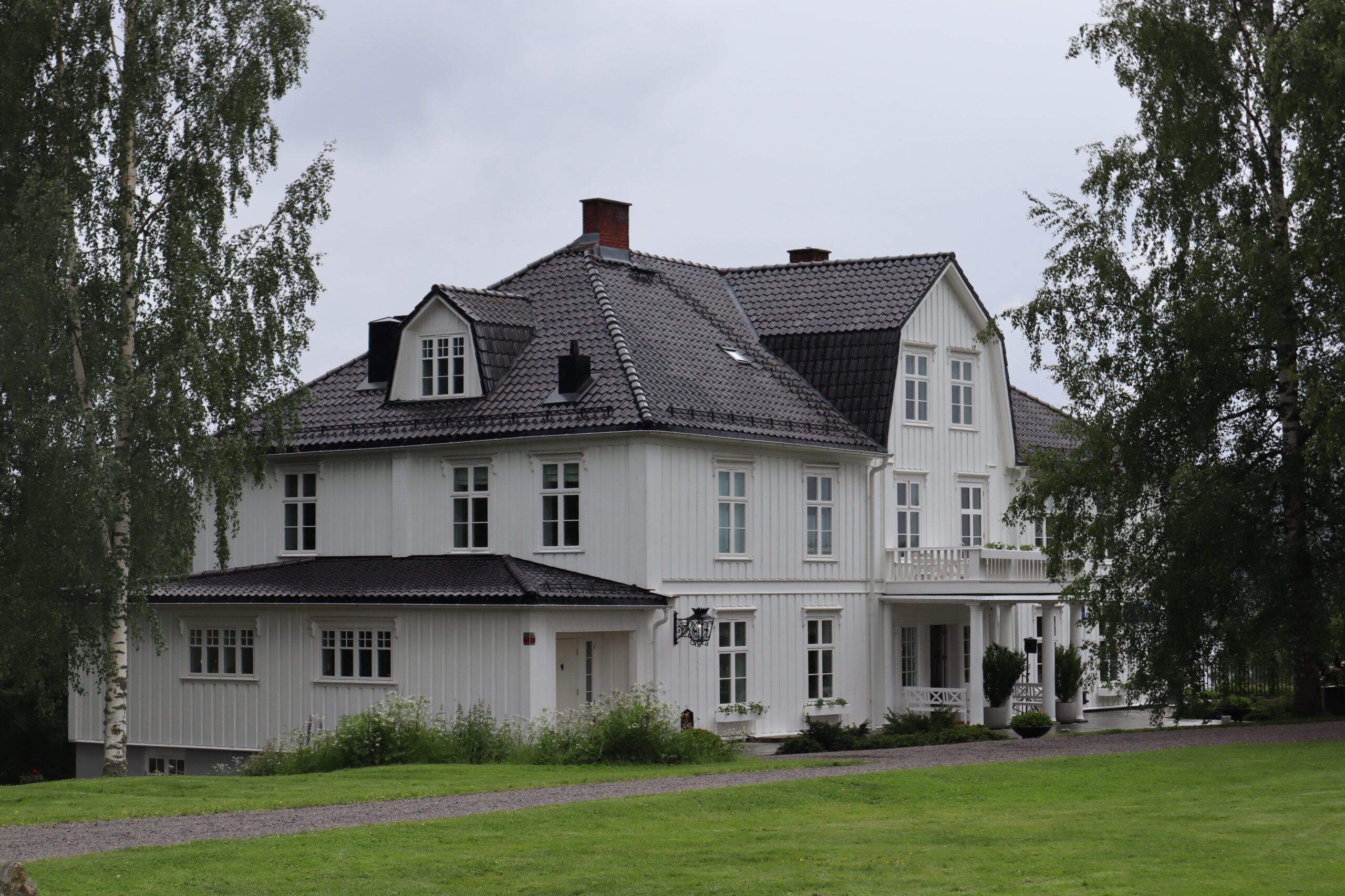 Skansg&aring;rden er den f&oslash;rste g&aring;rdsbygningen som f&aring;r bl&aring;tt skilt i Kongsvinger, og er kanskje den g&aring;rden som har hatt den mest allsidige historien, b&aring;de i privat og offentlig eie.