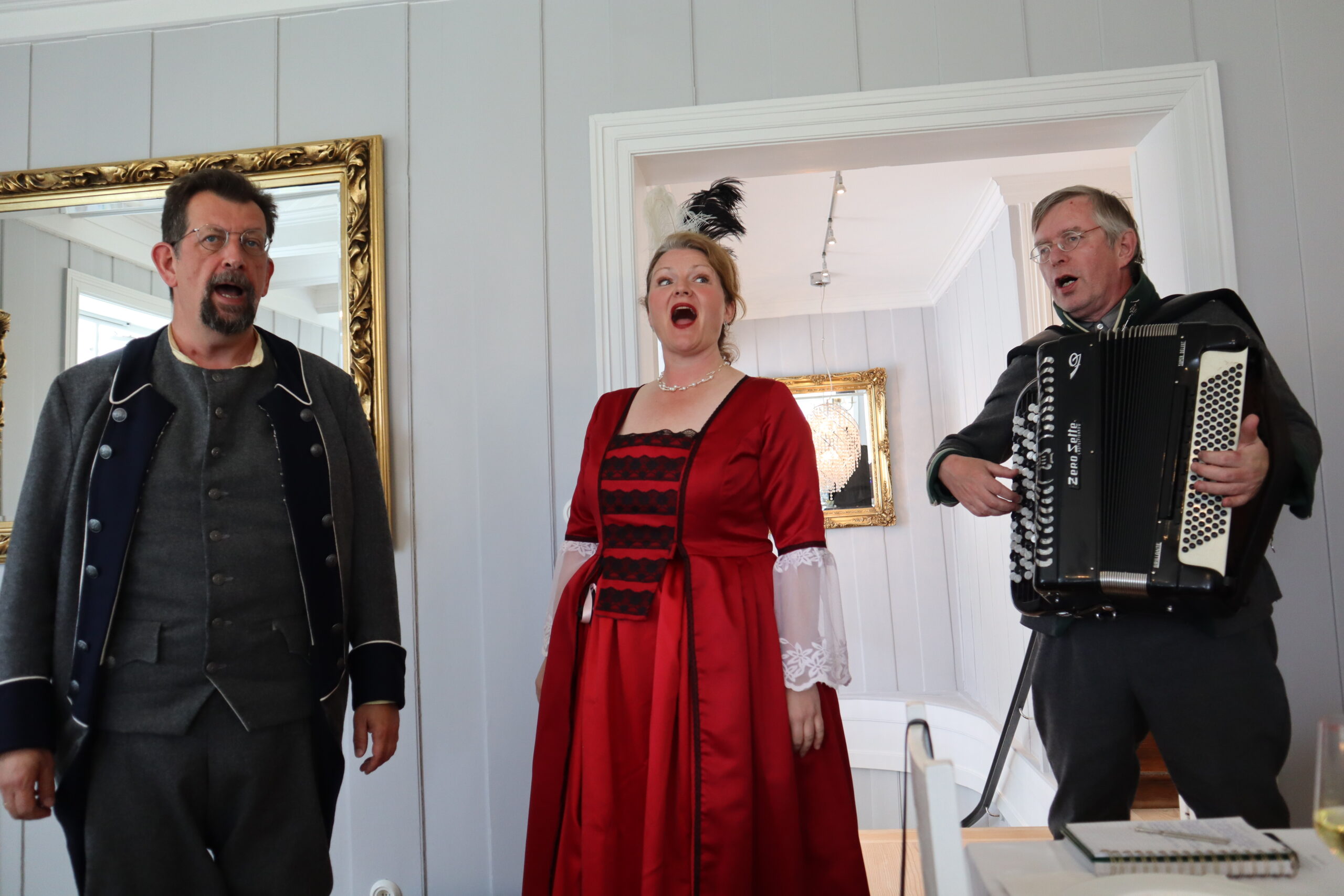 Kunstneriske bidrag av &Oslash;ivind Roos (t.h), Eva Vermundsberget og Lars Ovlien.