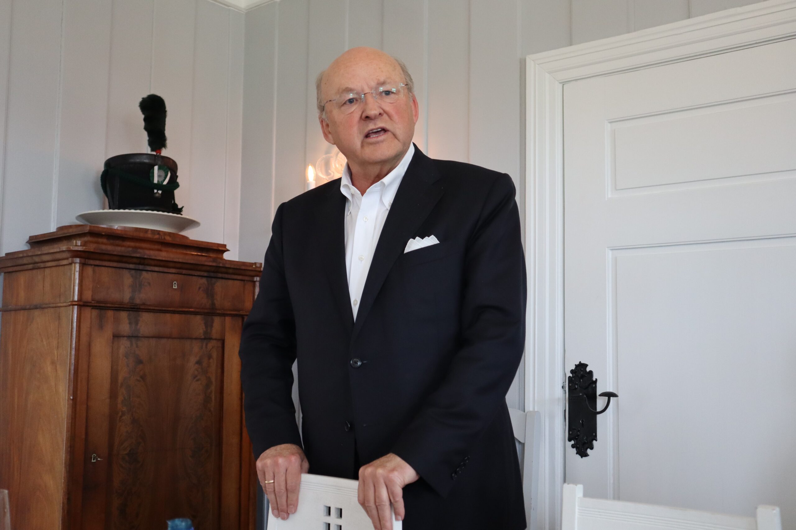 &ndash; Kj&aelig;re Statsforvalter, kj&aelig;re ordf&oslash;rere, ambassad&oslash;r, statsarkivar, representanter fra Anno Museum og Kongsvinger-Vinger Historielag, Norske Selskab, slektninger av Jacob Nielsen, naboer og alle andre, mine damer og herrer; Hjertelig velkommen til Skansg&aring;rden, &oslash;nsket Karl Ragnar Rimfeldt velkommen under s&oslash;ndagens jubileumsfeiring av Skansg&aring;rden og avduking av ikke mindre enn fire bl&aring; skilt.