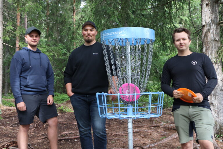 Thomas Michaelsen (f.v), styreleder Simen Slaastad og Martin Alfredsen i Kongsvinger Frisbeeklubb.