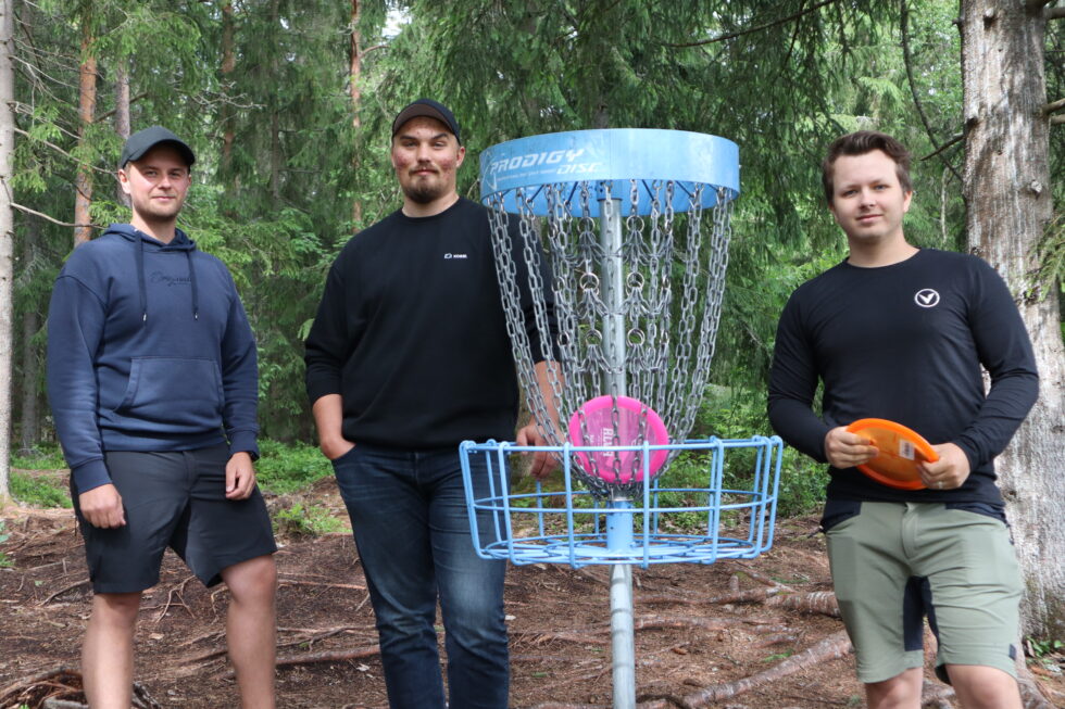 Thomas Michaelsen (f.v), styreleder Simen Slaastad og Martin Alfredsen i Kongsvinger Frisbeeklubb.