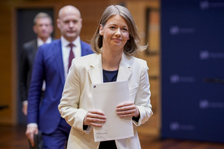 Det første rentekuttet blir nok en gang skjøvet fram i tid. Nå må vi trolig vente til over nyttår, ifølge sentralbanksjef Ida Wolden Bache.