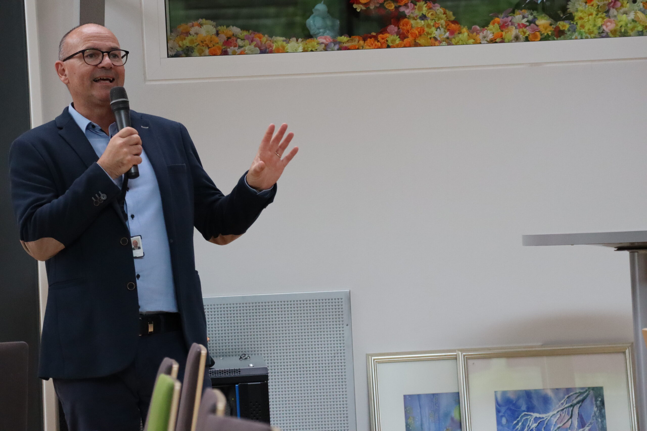 SSB-direktør for administrasjon, Bjørnar Gundersen, har trykket på knappen som viser nedtelling (dager) til nytt bygg. Nedtellingen vil synes på infoskjermene i SSB fram til overtakelse.