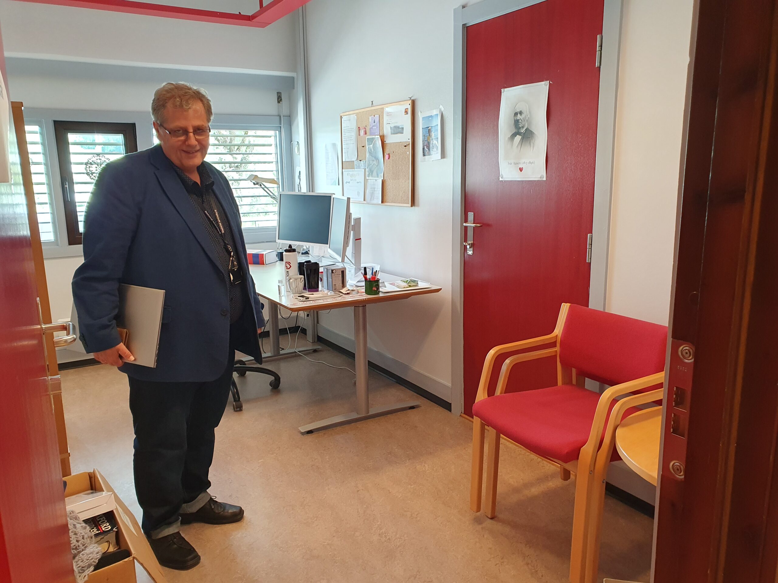 Prosjektleder ved Statistisk Sentralbyrå, Per Christian Døhl viser frem den nåværende lukkede arbeidsplassen til kommunikasjonsrådgiver Annette Grasmo Bergman.
