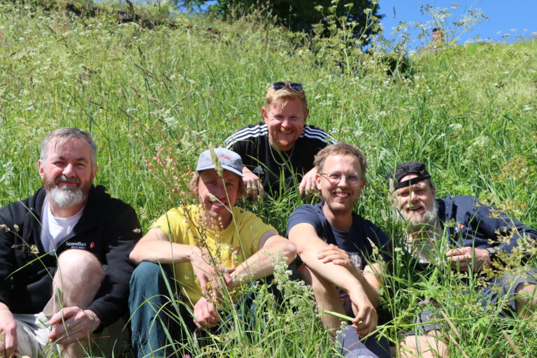 Dette er noen av skuespillerne man møter på Sommerimpro 27. juni. F.v.: Even Finsrud, Harald Engan, Sten Bjørge Skaslien Hansrud, Martin Høgberget og Per Lunder.