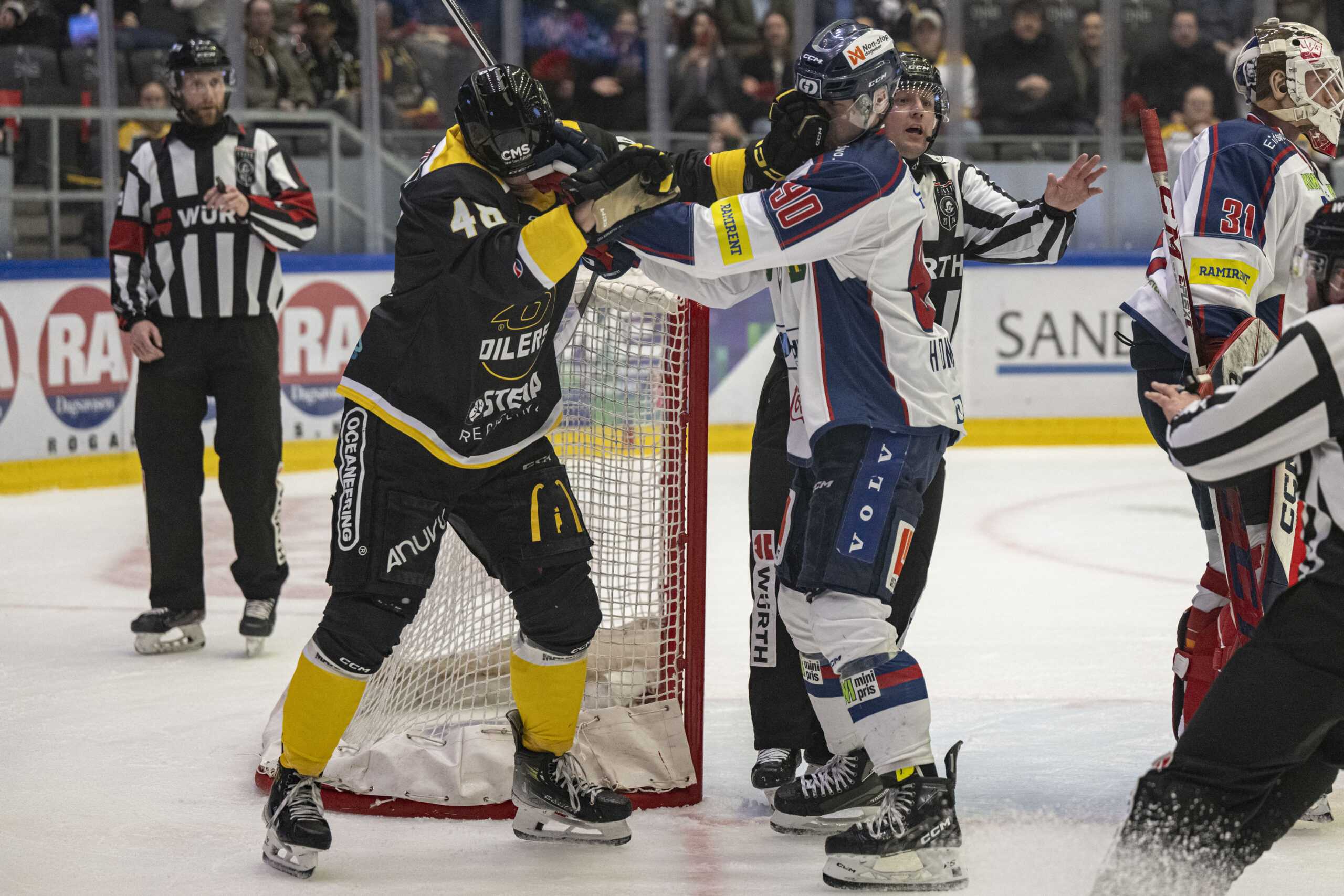 Andreas Heier i duell i Oilers-drakt under NM-sluttspill i hockey mellom Stavanger Oilers og Lillehammer.