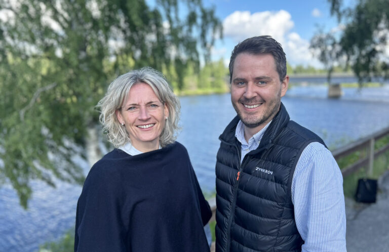 Merete Andreassen, daglig leder i Odal Regnskapskontor og Mats Stenseng, daglig leder i Zynkron ser frem til et nytt samarbeid.
