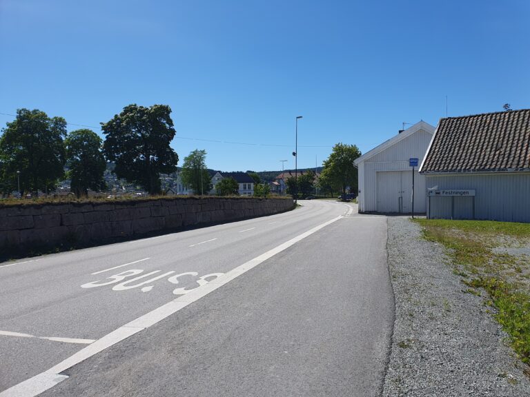 Denne bussholdeplassen skaper en del farlige situasjoner, og nestleder i Norsk Jernbaneforbund og tillitsvalgt for bussjåfører Alf-Tore Pedersen håper at ønsket fra bussjåførene i Kongsvinger om å flytte holdeplassen blir hørt.