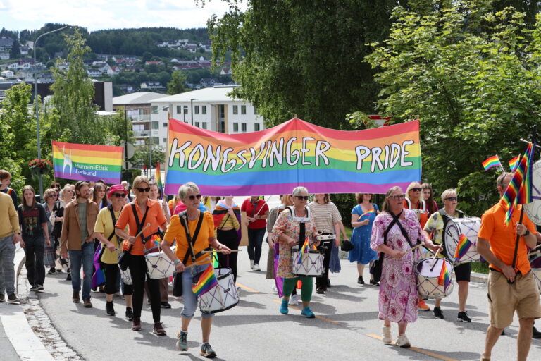 Årets PRIDE Parade ble ledet av Takt skar du har.